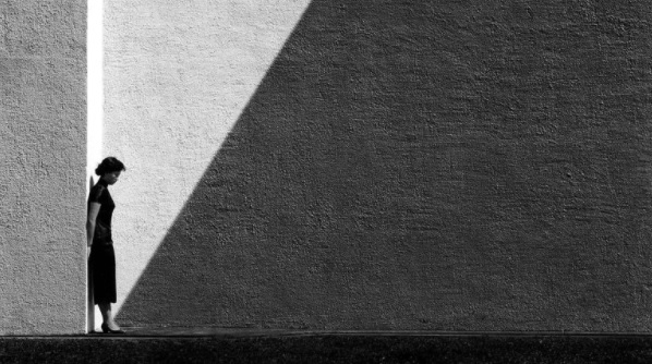La fotografia in bianco e nero Fan - Ho Approaching shadow